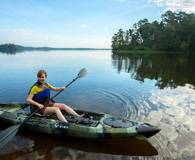 girl paddling a lake in Kisatchie National Forest